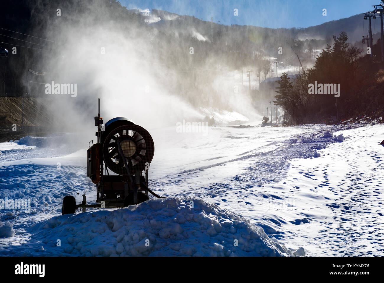 Cannoni da neve forniscono la neve per la preparazione delle piste da sci a Jeongseon Alpine Center, Jeongseon-gun, Gangwon-do giochi olimpici e paraolimpici invernali Foto Stock