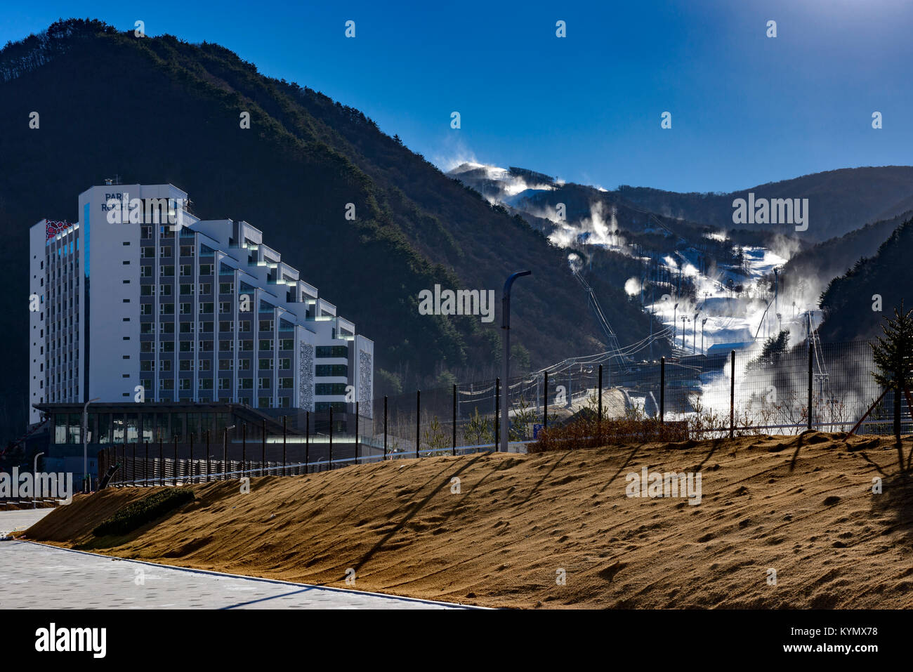 Cannoni da neve forniscono la neve per la preparazione delle piste da sci a Jeongseon Alpine Center, Jeongseon-gun, Gangwon-do giochi olimpici e paraolimpici invernali Foto Stock