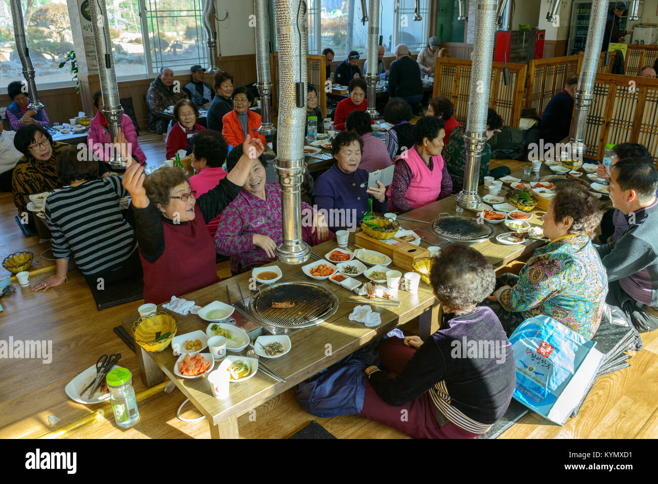 Le donne coreane avendo pranzo tradizionale seduta sul pavimento in ristorante a Seoul mangiare tradizionale barbeque Coreano con kimchi Foto Stock