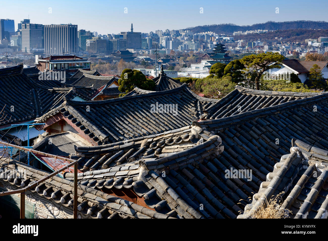 Vista da il villaggio di Bukchon Hanok verso il Palazzo Gyeongbokgung,il villaggio di Bukchon Hanok, Jongno-gu, Seoul Foto Stock