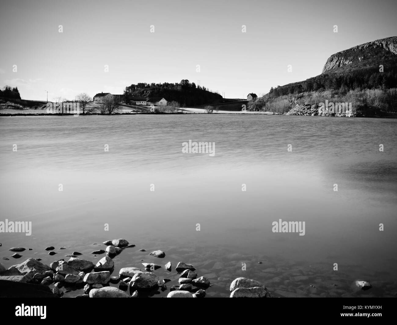 Tradizionale in rosso e case bianche nel piccolo villaggio di pescatori. Silenziosa Baia rocciosa in primavera la Norvegia Foto Stock