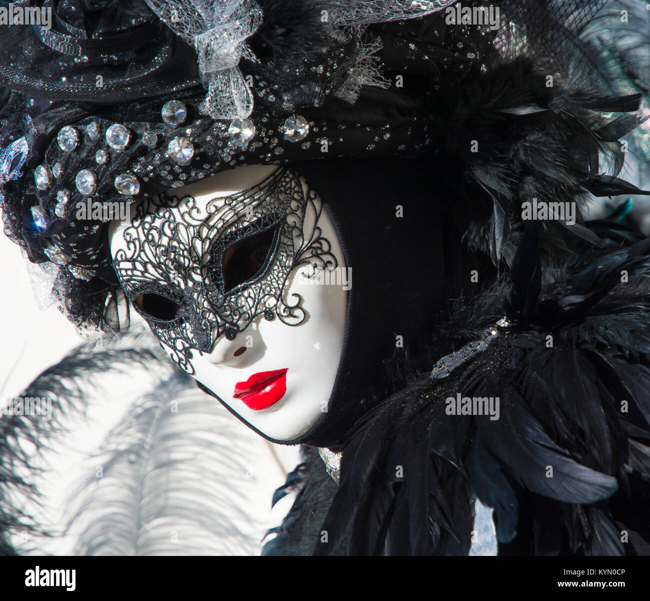 Bella maschera nera e il costume di carnevale di Venezia Foto stock - Alamy