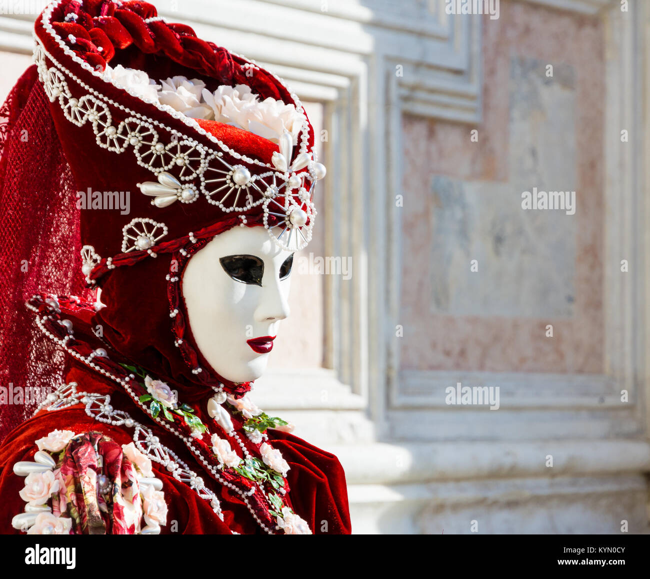 Bella rossa di maschera e costume di carnevale di Venezia Foto Stock