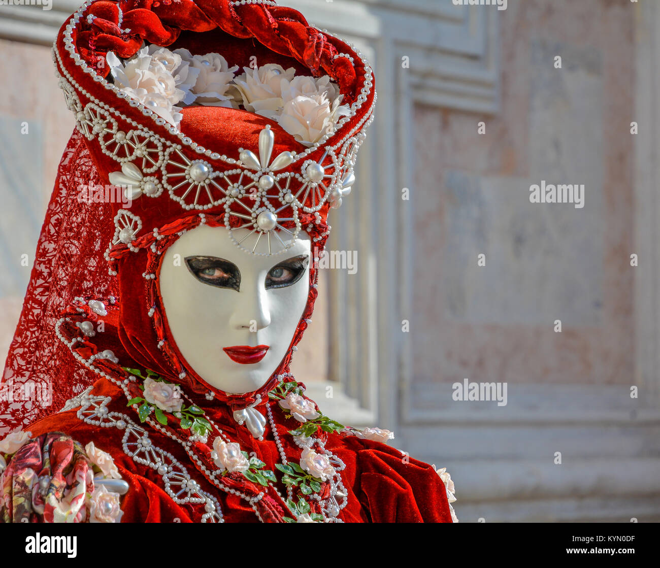 Fronte sorridente della maschera del teatro di carnevale di Venezia Rosso e blu a due colori rosso 