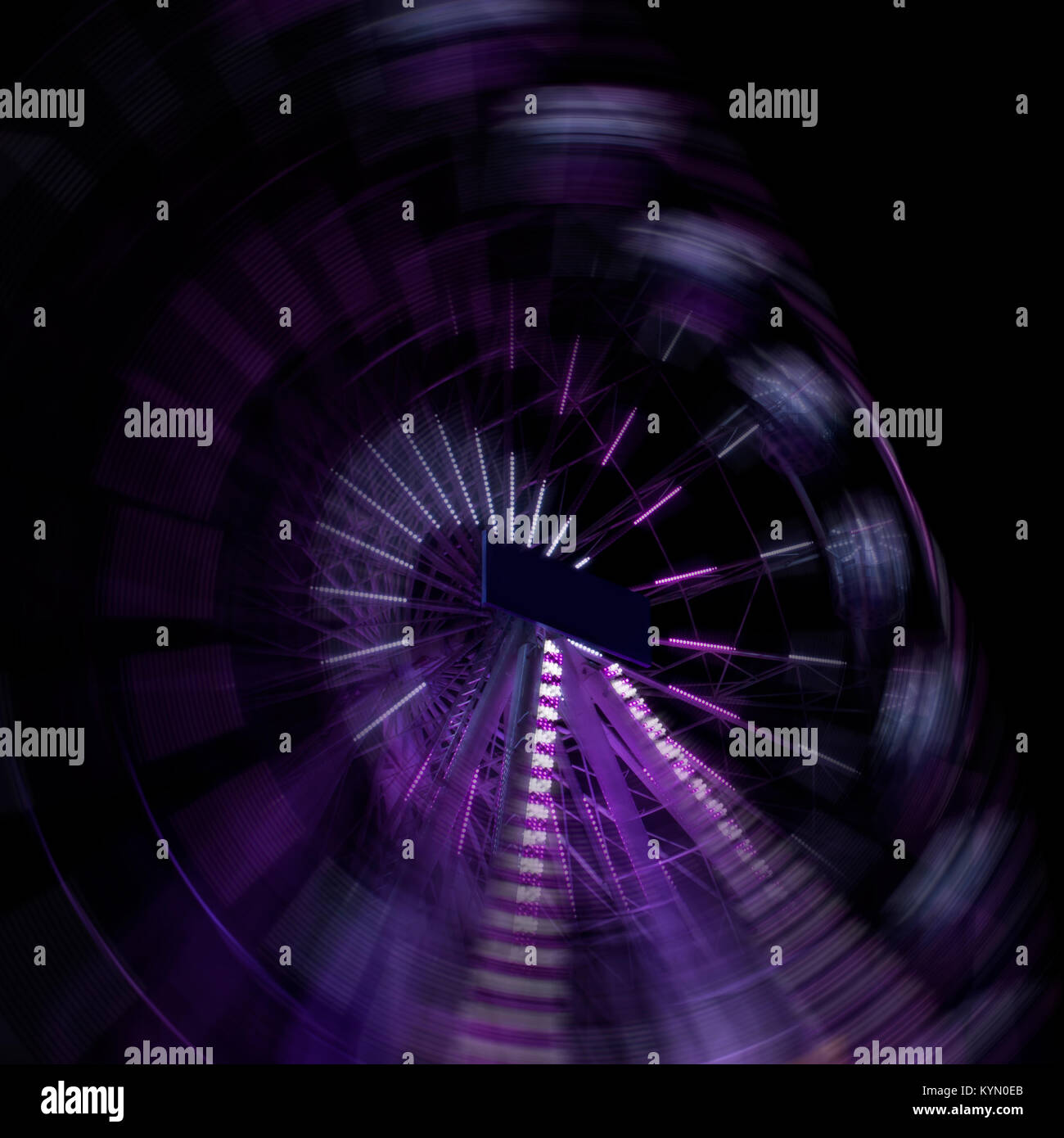 Violetta ruota panoramica illuminata di notte Foto Stock