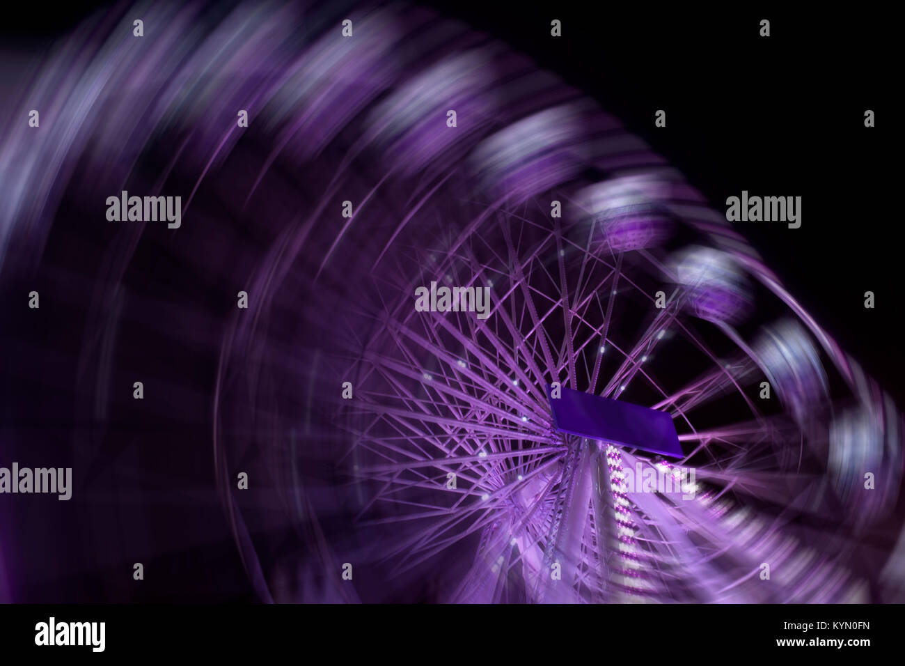 Violetta ruota panoramica illuminata di notte Foto Stock