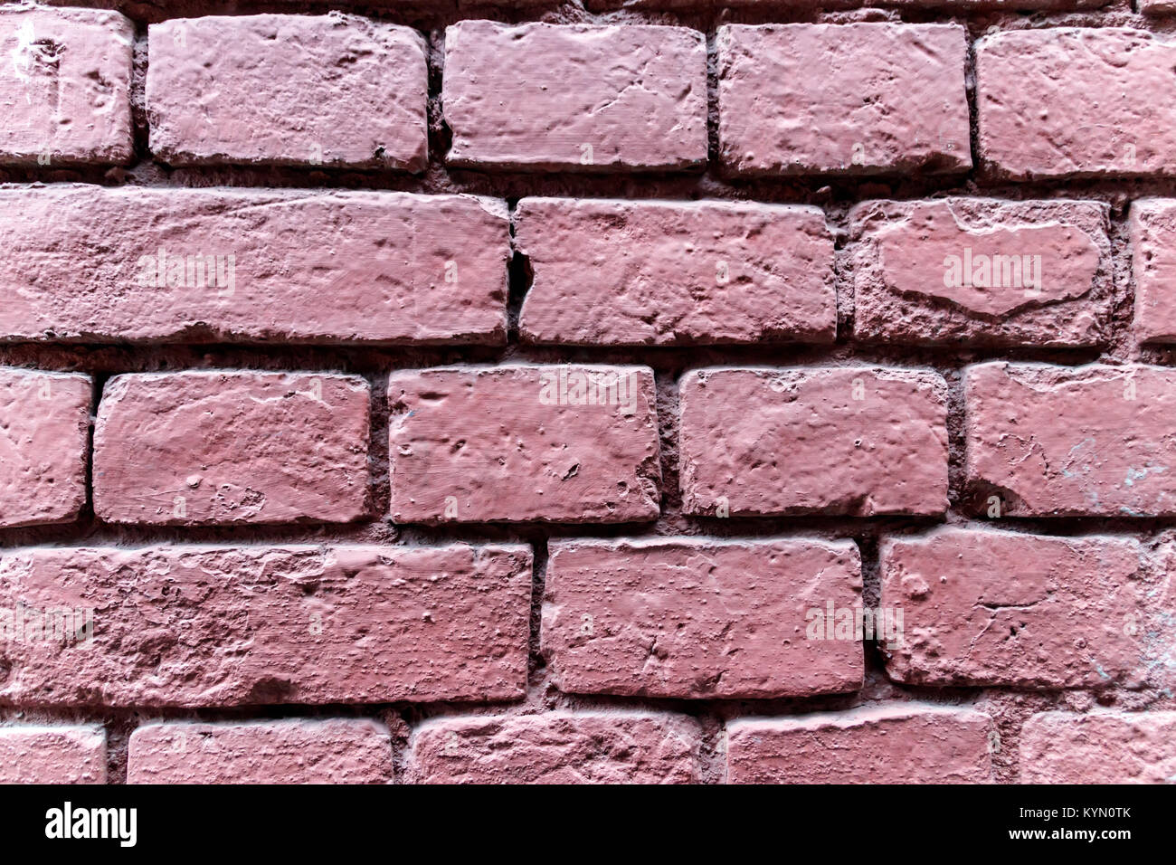 Muro di mattoni cotti al forno colorati in rosa intenso Foto Stock