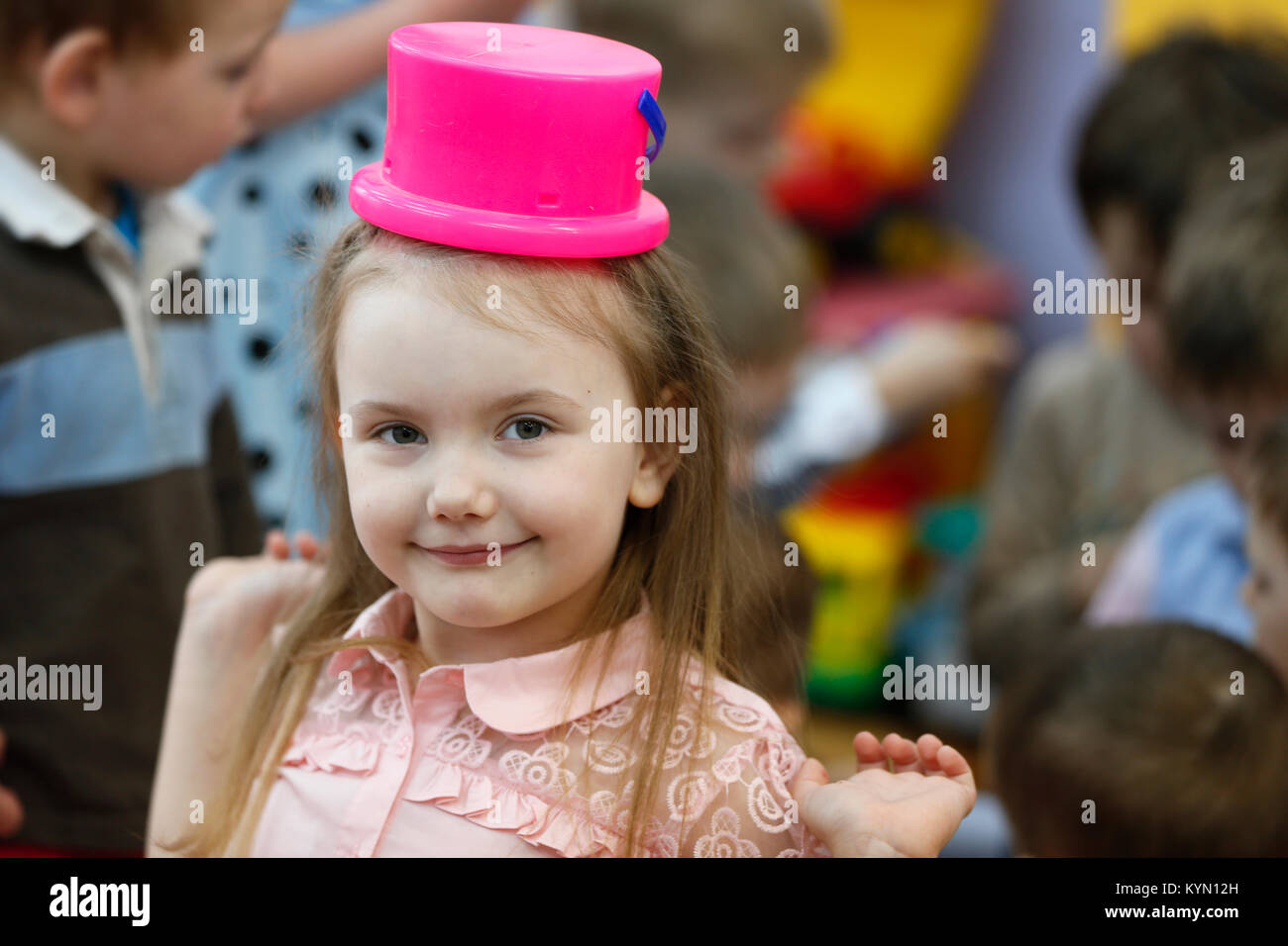 Città Gomel, Bielorussia, 13 Aprile 2017.Quinto kindergarten, giorno di graduazione.la ragazza con una benna sul suo capo.Il bambino barzellette Foto Stock