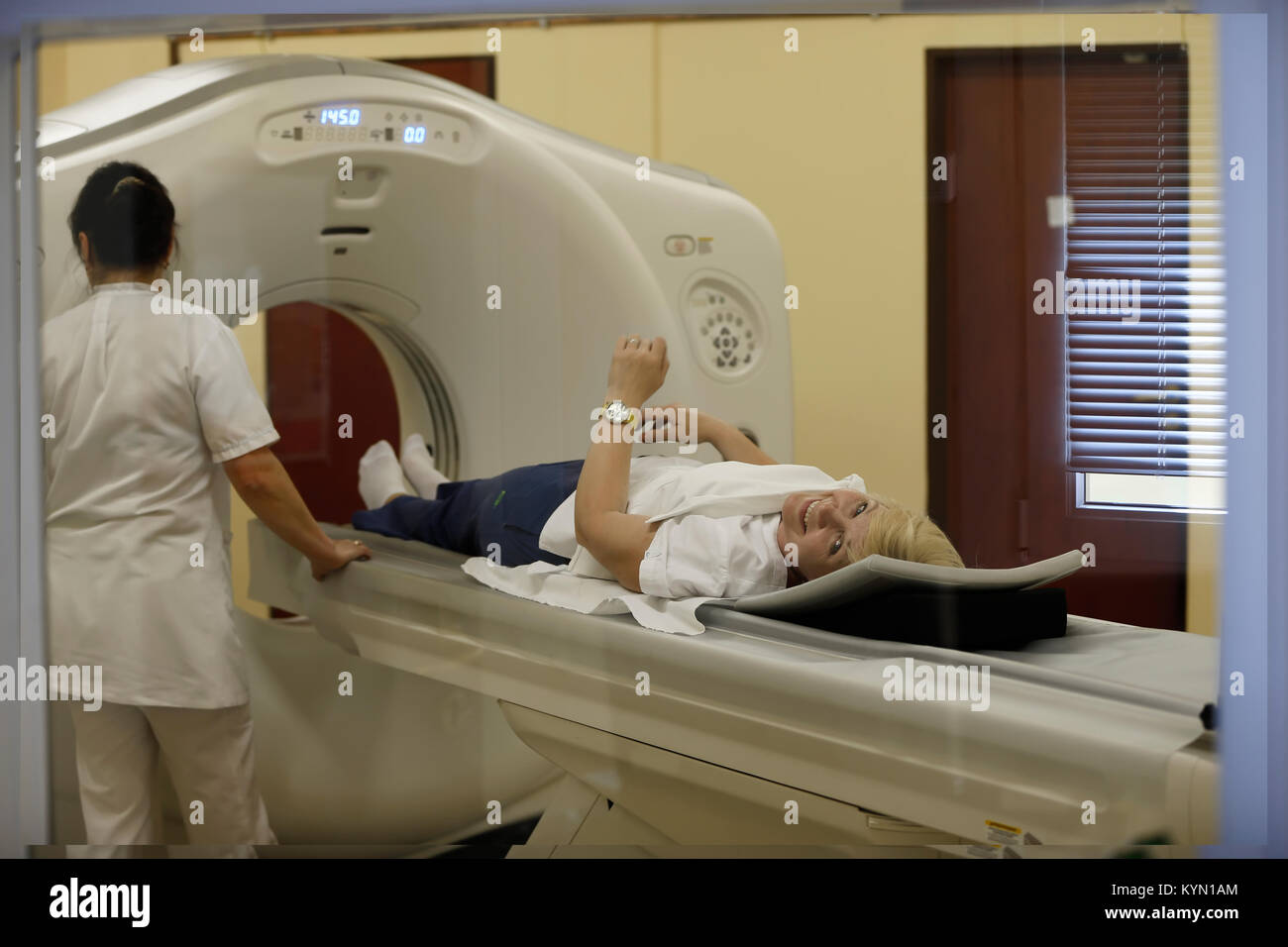 Città di Gomel in Bielorussia, 31 Maggio 2017.principale ospedale medico.Una donna sconosciuta è reso magneto-terapia di risonanza.Esame medico del corpo Foto Stock