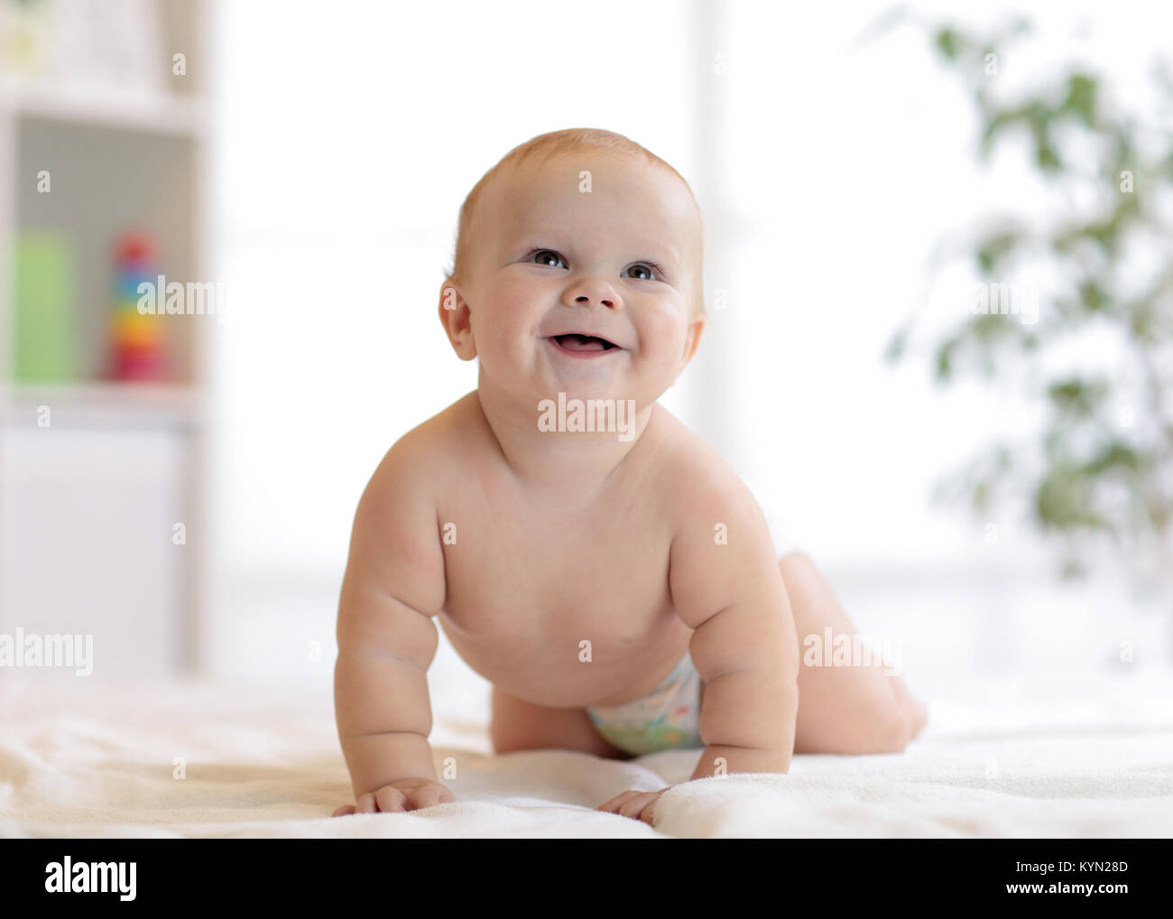 Piuttosto strisciando baby boy pannolino usurata cercando Foto Stock