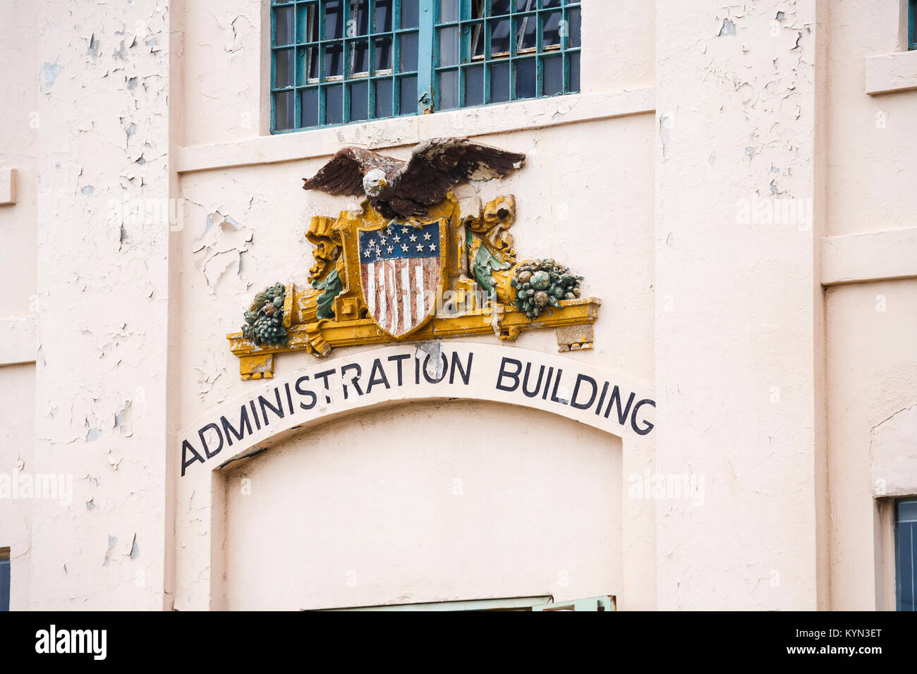 Ingresso alla amministrazione edificio, Alcatraz penitenziario federale, pietra miliare storica nazionale sull isola di Alcatraz a San Francisco, California, Stati Uniti d'America Foto Stock