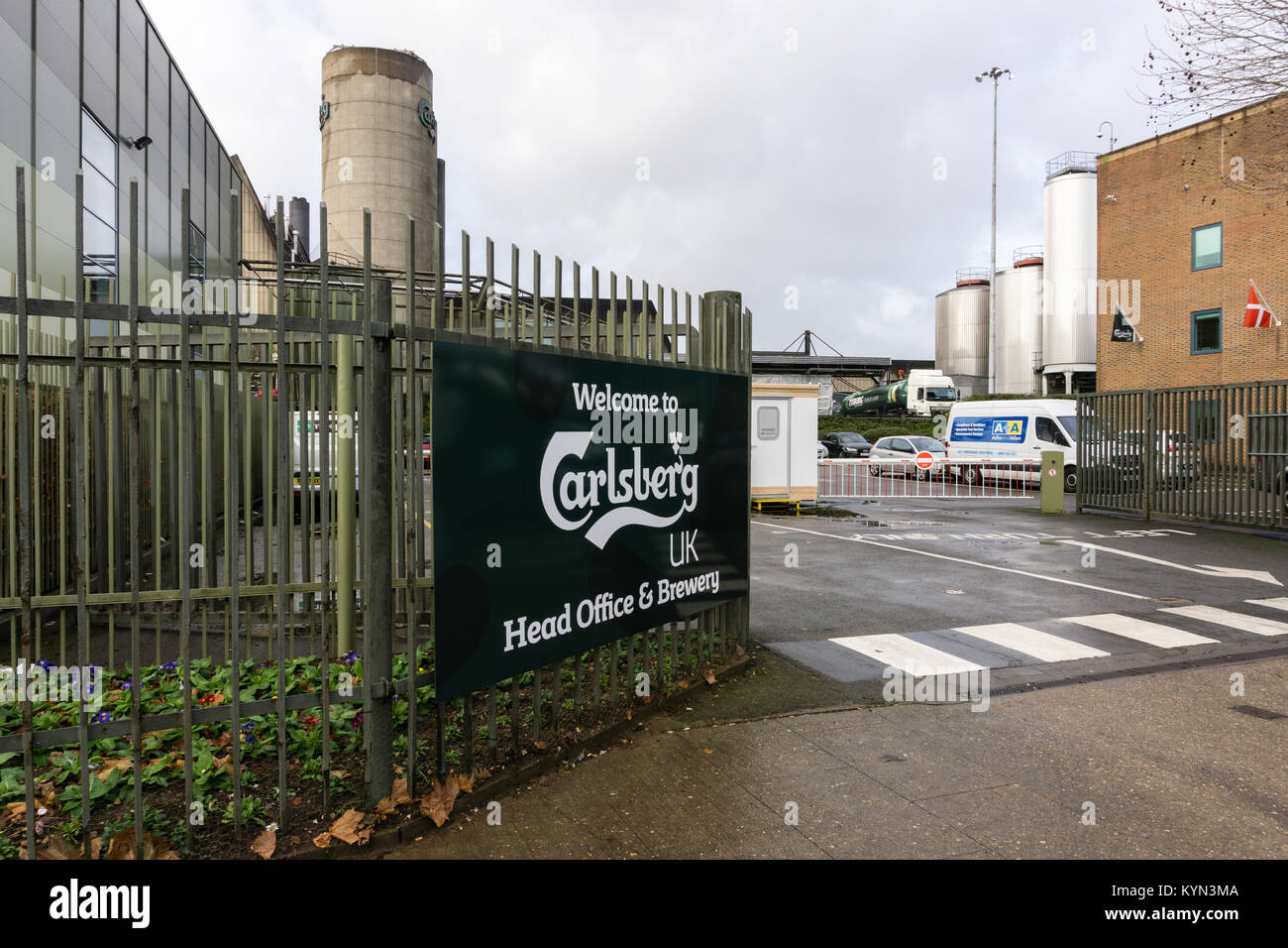 L'entrata principale per la fabbrica di birra Carlsberg sede a Northampton, Regno Unito Foto Stock