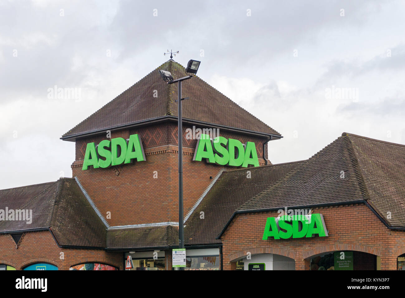 Tre segni aziendali sul tetto di un supermercato Asda, Northampton, Regno Unito Foto Stock