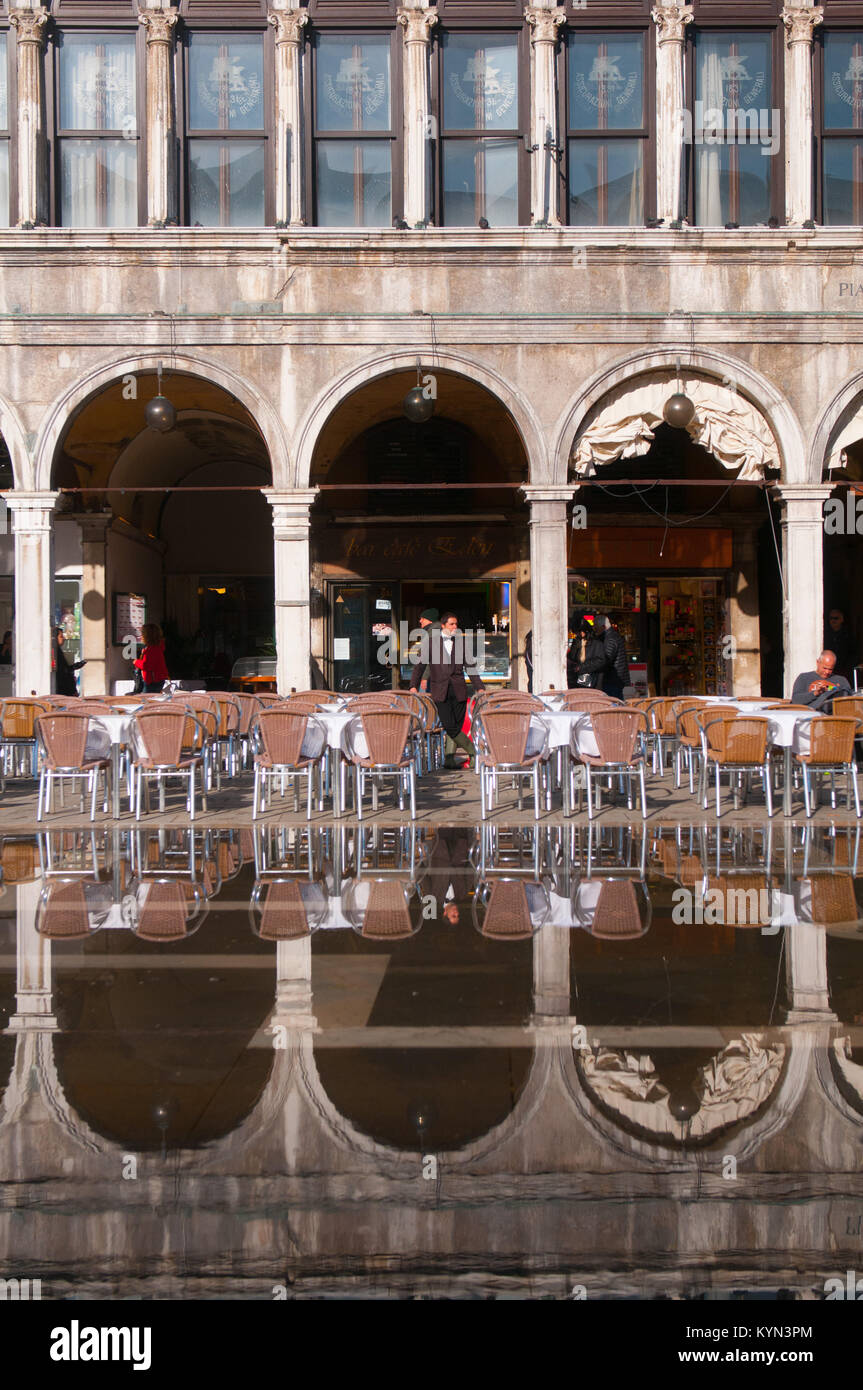 Riflessi nell'acqua alta in Piazza San Marco Foto Stock