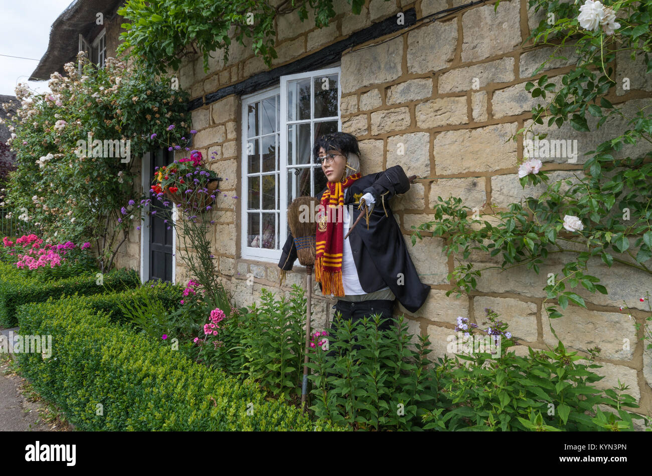 Lo Spaventapasseri in forma di Harry Potter, uno dei concorrenti per l'annuale Festival Spaventapasseri nel villaggio di Bromsgrove, Northamptonshire, Regno Unito Foto Stock
