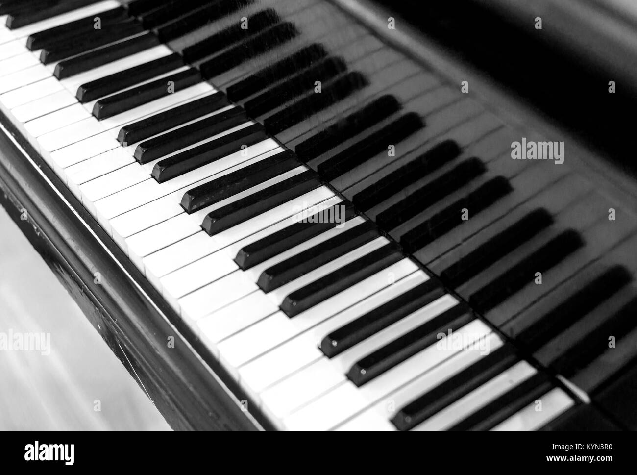 Primo piano di una musica classica tastiera di pianoforte in una diagonale di composizione con nessuno e un area copyspace per musica la canzone scritta in base progetta e loro Foto Stock