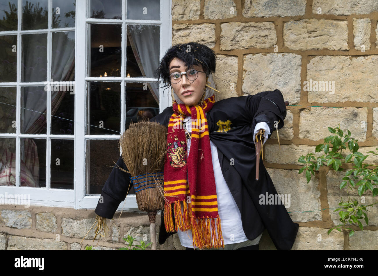 Lo Spaventapasseri in forma di Harry Potter, uno dei concorrenti per l'annuale Festival Spaventapasseri nel villaggio di Bromsgrove, Northamptonshire, Regno Unito Foto Stock