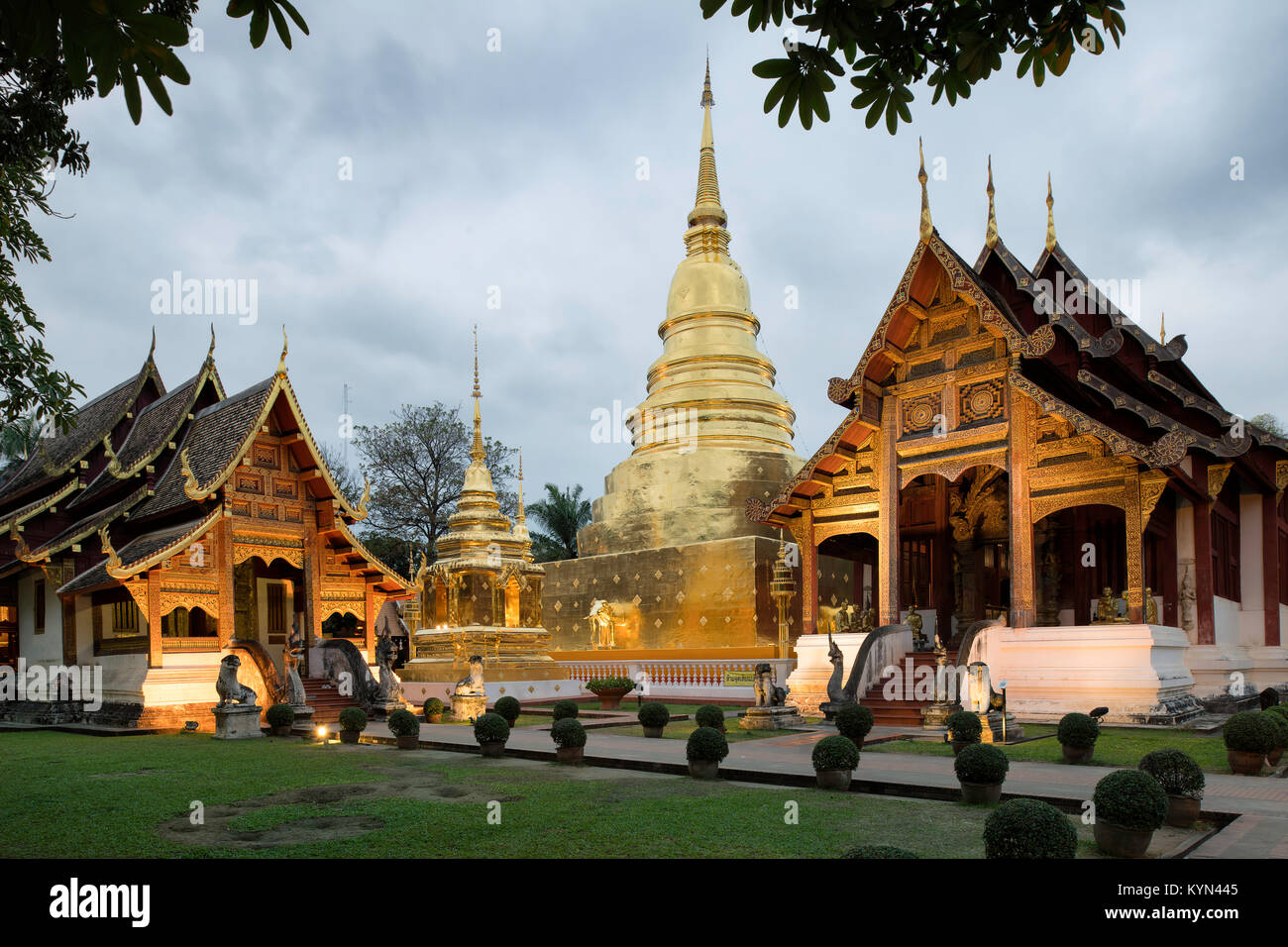 Wat Phra Sing in Chiang Mai Thailandia su un nuvoloso e fresco Gennaio sera. Foto Stock