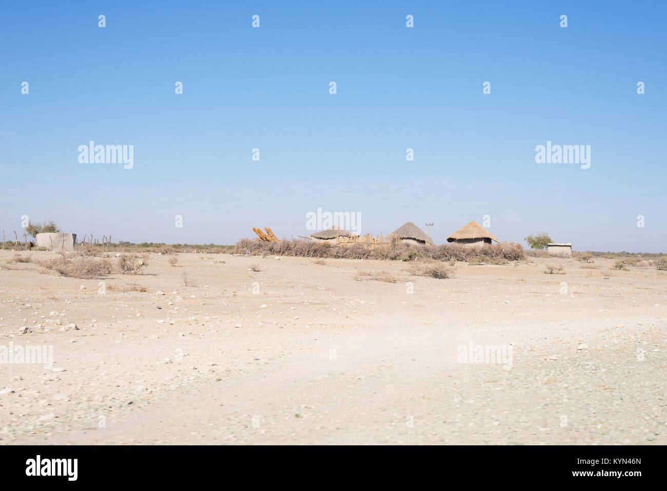Fango e paglia baita in legno con tetto di paglia nella boccola. Villaggio locale nelle zone rurali Caprivi Strip, la più popolosa regione in Namibia, Africa. Foto Stock