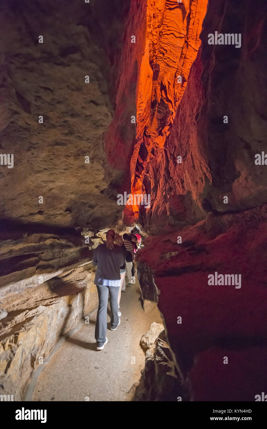 Ruby Falls si trova a Lookout Mountain vicino a Chattanooga, Tennessee e a 145 metri di altezza è il mondo del più alto e più profondo cascata sotterranea. Foto Stock