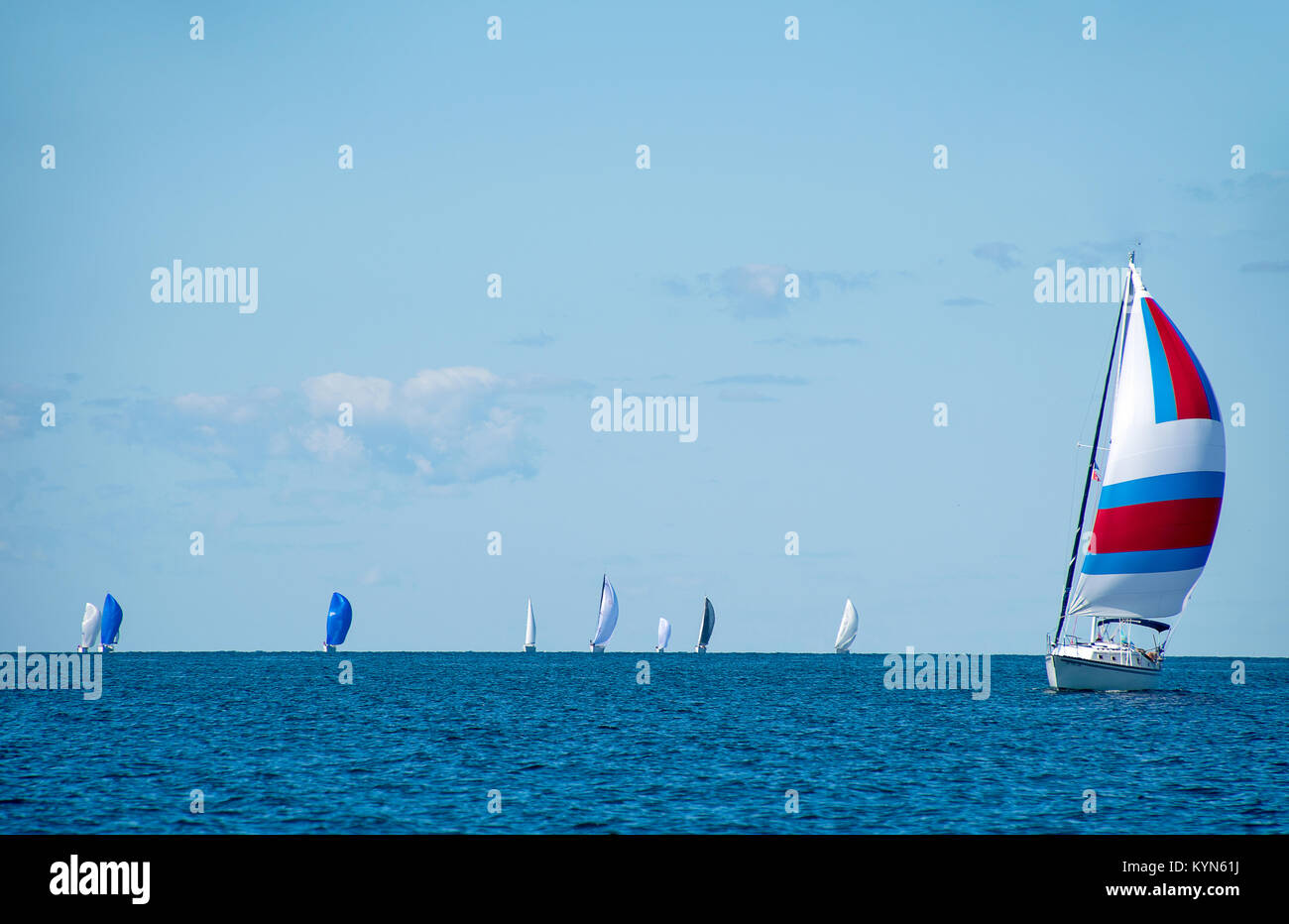Barche a vela con spinnaker in estate regata sul Lago Michigan Foto Stock