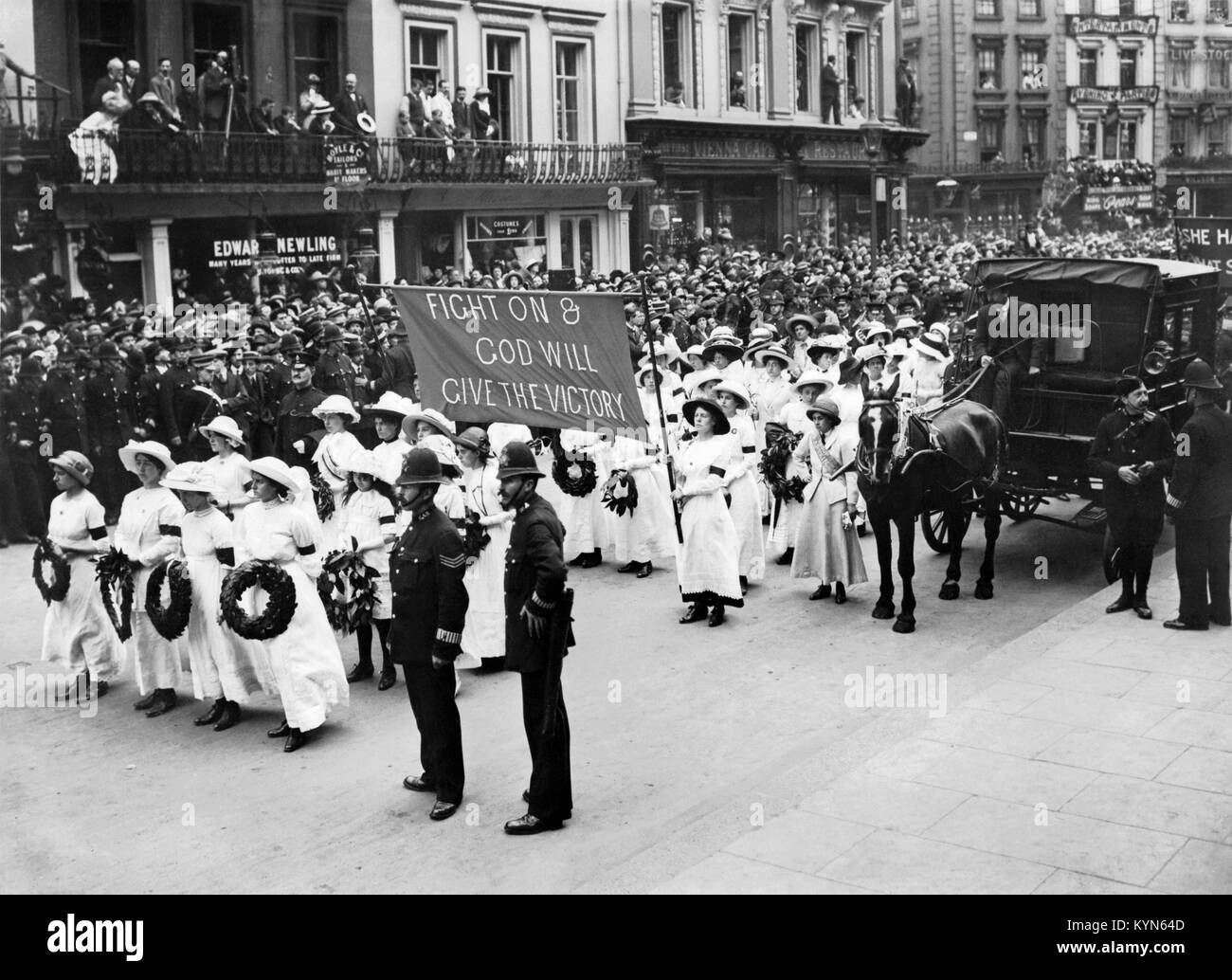 Emily Davison, funebre proccesion n Morpeth, Northumberland, 13 giugno 1913. Una processione di Suffragettes, vestito di bianco e il cuscinetto ghirlande e un banner di lettura "Lotta su e Dio darà la vittoria' Foto Stock