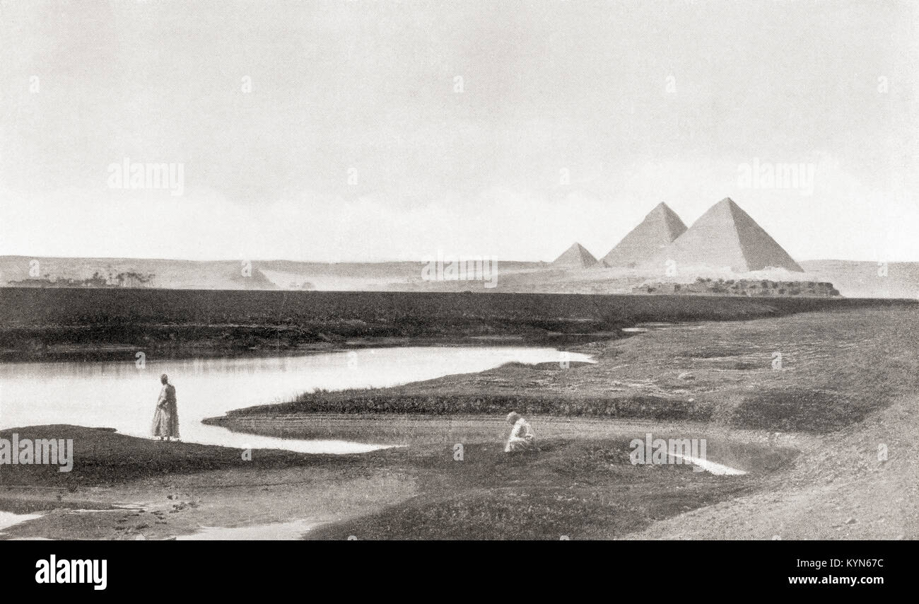 Le piramidi di Giza, altopiano di Giza, Cairo, Egitto. La Grande Piramide di Giza aka la piramide di Cheope o Khufu, piramide di Khafre aka Chephren e la piramide di Menkaure aka Mykerinos. Dalle meraviglie del mondo, pubblicato c.1920. Foto Stock