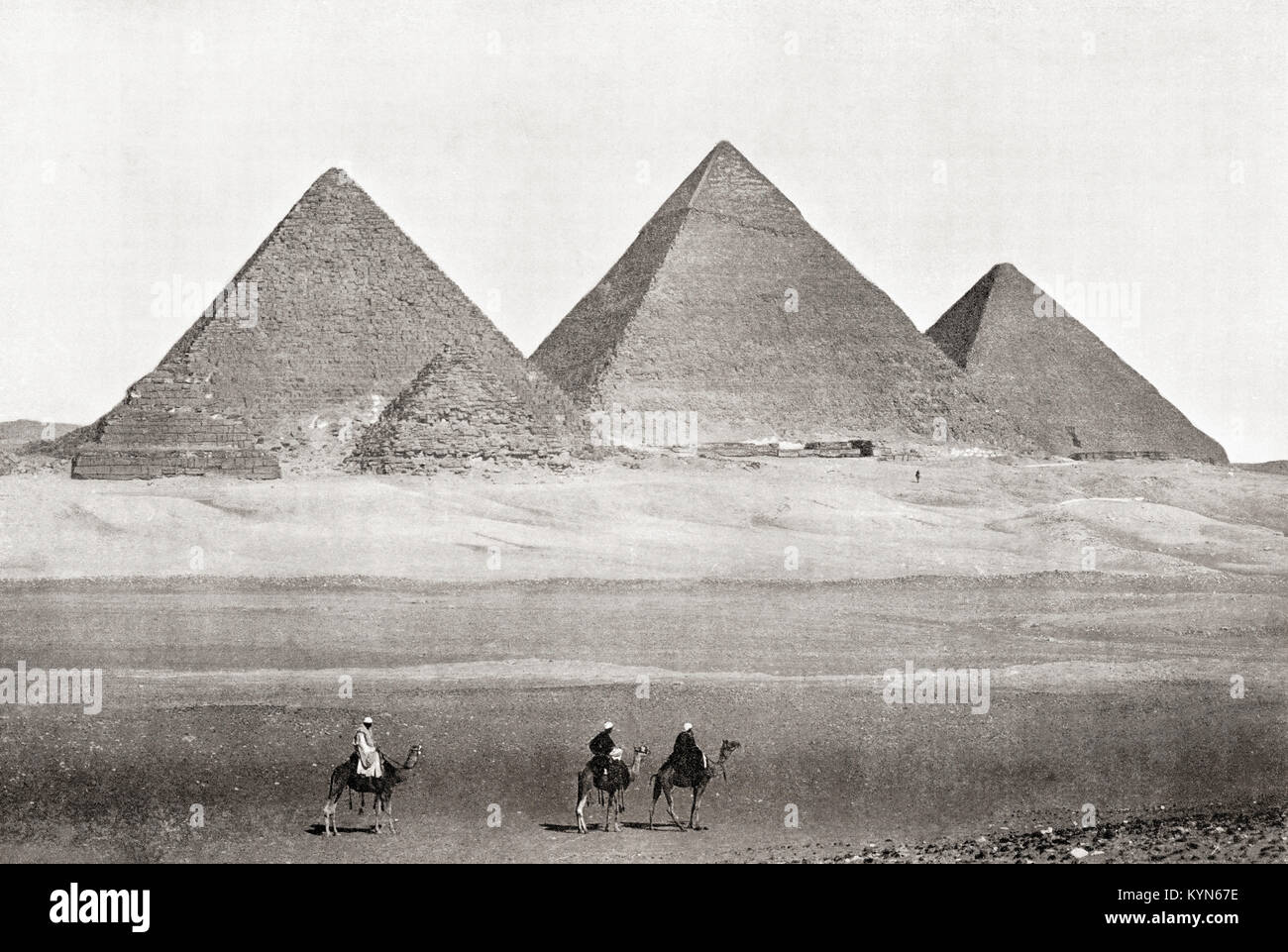 Le piramidi di Giza, altopiano di Giza, Cairo, Egitto. La Grande Piramide di Giza aka la piramide di Cheope o Khufu, piramide di Khafre aka Chephren e la piramide di Menkaure aka Mykerinos. Dalle meraviglie del mondo, pubblicato c.1920. Foto Stock