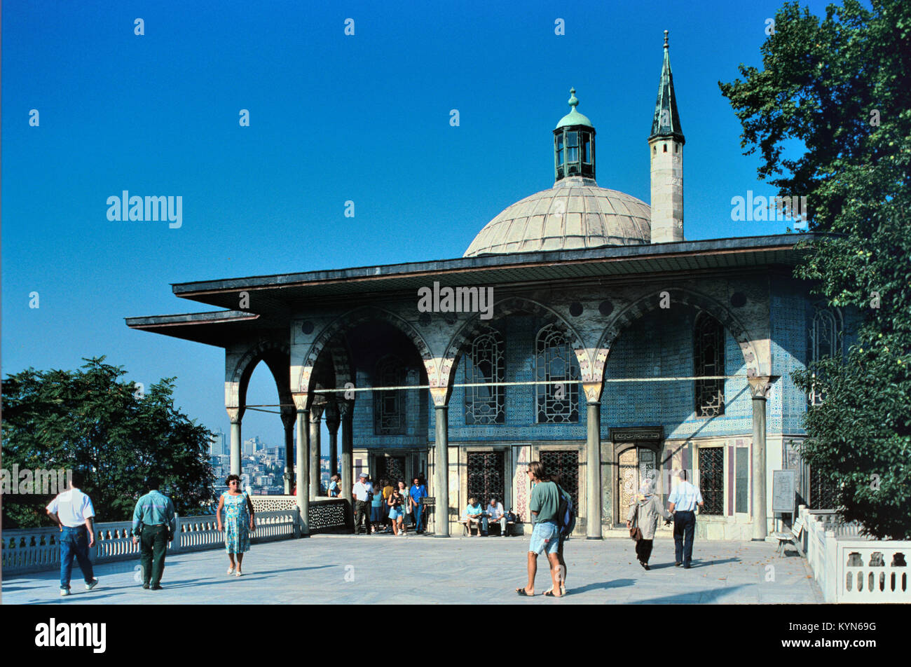 I turisti al di fuori del chiosco di Baghdad o Baghdad Pavilion (1638-1639) costruito per celebrare le vittorie ottomano a Baghdad, o la campagna di Baghdad del sultano ottomano Murad IV, nella quarta corte del Palazzo Topkapi, Istanbul, Turchia Foto Stock