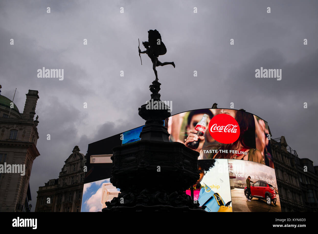 Londra Piccadilly Circus che mostra la nuova pubblicità viene visualizzato e la statua di Eros, il Dio dell'amore. Gennaio 2018 la famosa in tutto il mondo gli annunci pubblicitari Foto Stock