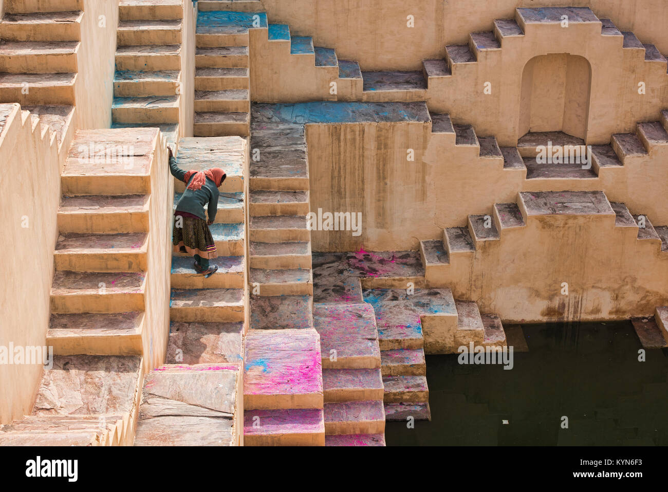 Spazzatrice alla panna Meena ka Kund stepwell, Jaipur, India Foto Stock