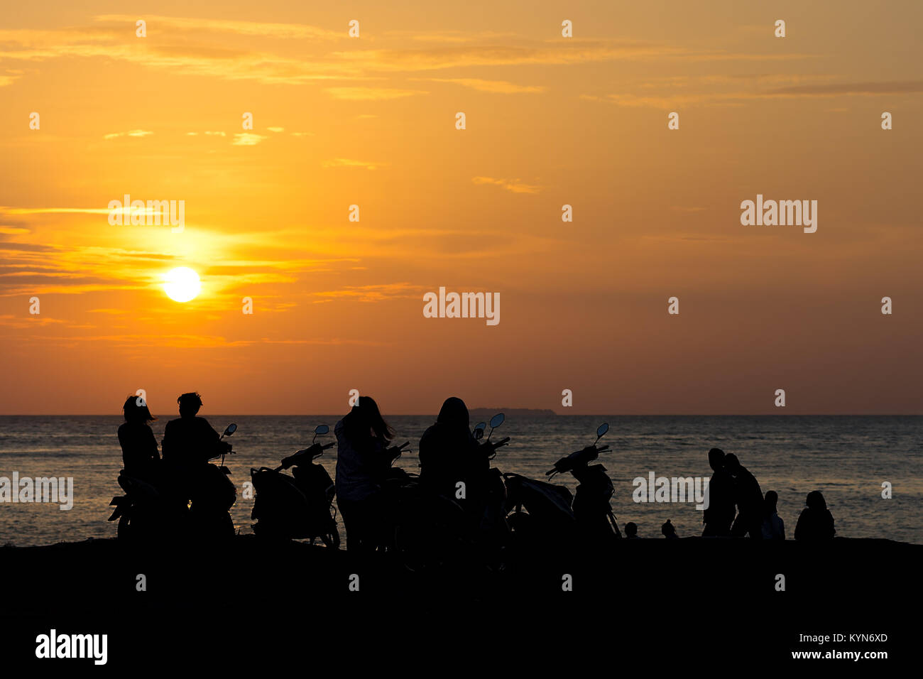 2 febbraio 2017 - Padang, Sumatra, Indonesia. Pista del gruppo di adolescenti Giovani adulti guarda un lato spiaggia tramonto sul loro scooter. Foto Stock