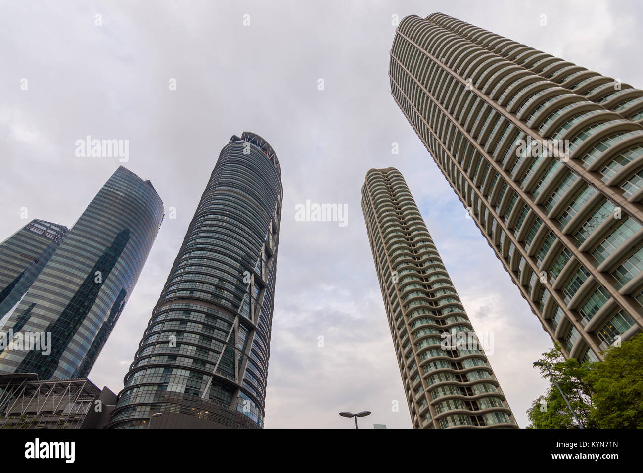 Un cielo pupilli vista delle torri di forma ovale e altri sky attaccabrighe residenziale edifici di lusso a Kuala Lumpur, Malesia. Foto Stock