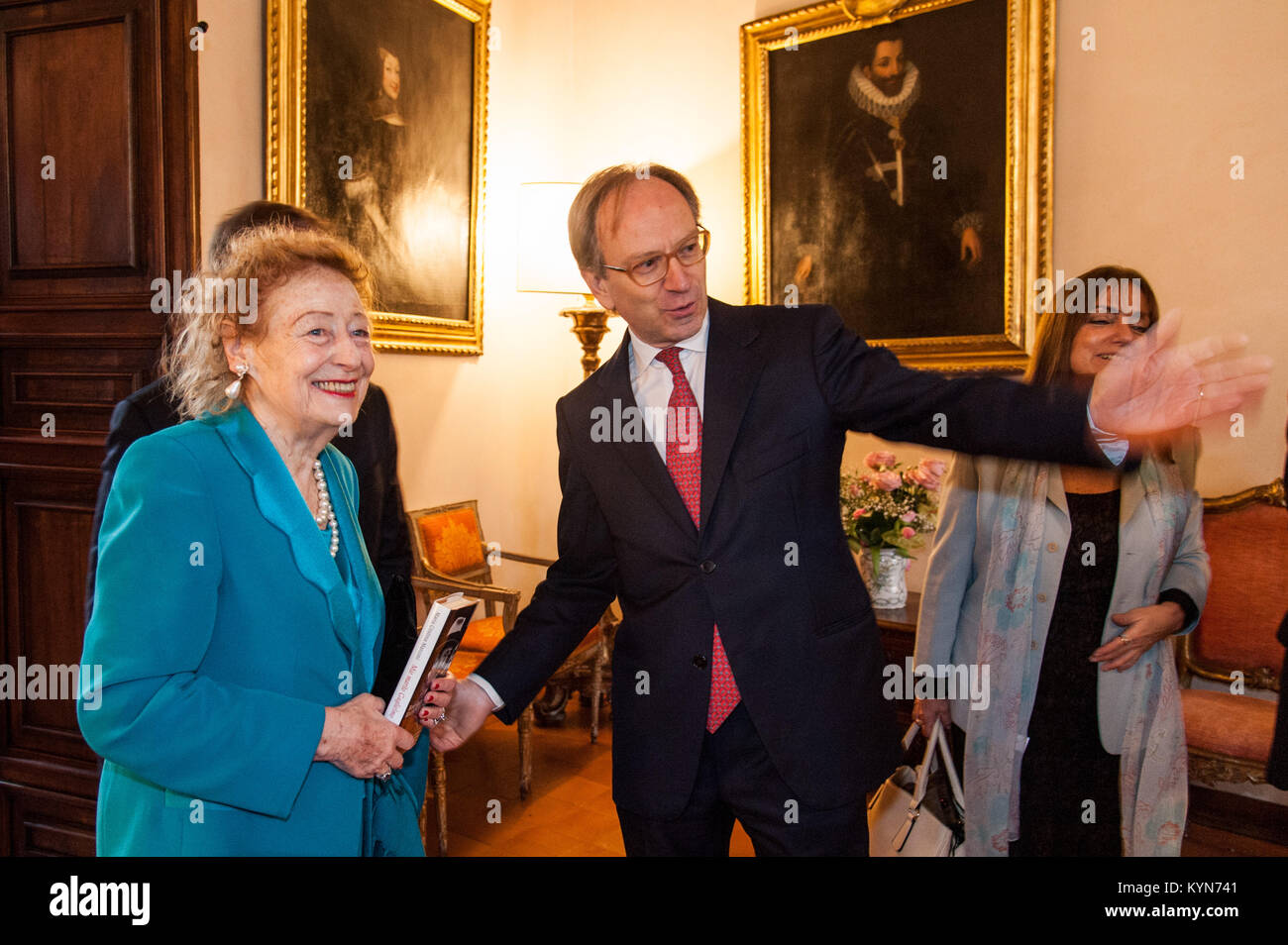Maria Elettra Marconi Giovannelli e Pietro Sebastiani durante le interferenze, la conferenza organizzata dalla Ambasciata d Italia presso la Santa Sede e il Segretariato Vaticano per la comunicazione, a Palazzo Borromeo ( sede dell Ambasciata di Roma, Italia. Dotato di: Maria Elettra Marconi Giovannelli, Pietro Sebastiani dove: Roma, Lazio, Italia Quando: 15 Dic 2017 Credit: IPA/WENN.com * * disponibile solo per la pubblicazione in UK, USA, Germania, Austria** Foto Stock Maria Elettra Marconi Giovannelli e Pietro Sebastiani durante le interferenze, la conferenza organizzata dalla Ambasciata d Italia presso la Santa Sede e il Segretariato Vaticano per la comunicazione, a Palazzo Borromeo ( sede dell Ambasciata di Roma, Italia. Dotato di: Maria Elettra Marconi Giovannelli, Pietro Sebastiani dove: Roma, Lazio, Italia Quando: 15 Dic 2017 Credit: IPA/WENN.com * * disponibile solo per la pubblicazione in UK, USA, Germania, Austria** Foto Stock