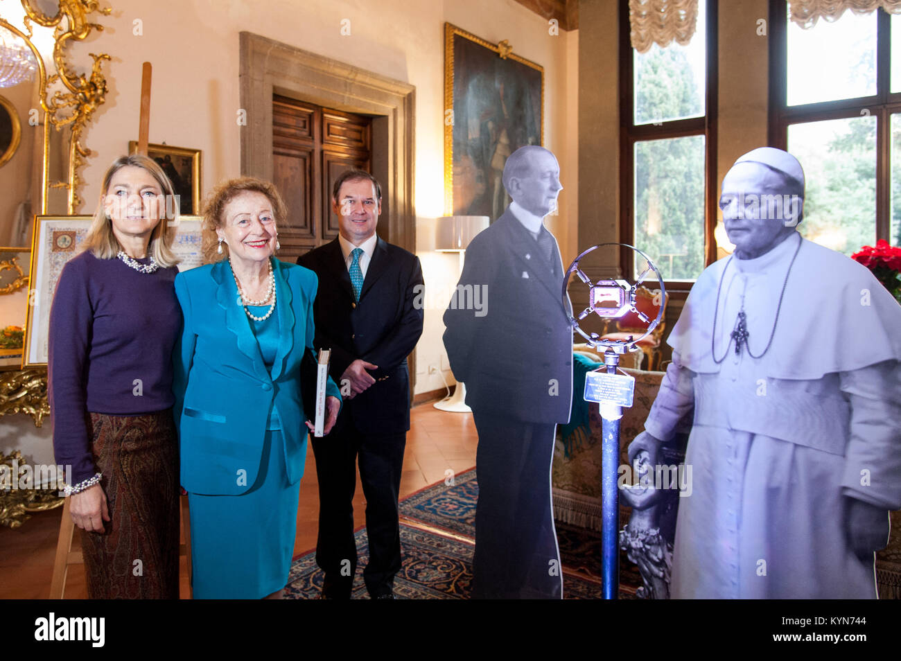 Maria Cristina Finucci, Maria Elettra Marconi Giovannelli con suo figlio Guglielmo Giovanelli Marconii durante le interferenze, la conferenza organizzata dalla Ambasciata d Italia presso la Santa Sede e il Segretariato Vaticano per la comunicazione, a Palazzo Borromeo ( sede dell Ambasciata di Roma, Italia. Dotato di: Maria Cristina Finucci, Maria Elettra Marconi Giovannelli, Guglielmo Giovanelli Marconi dove: Roma, Lazio, Italia Quando: 15 Dic 2017 Credit: IPA/WENN.com * * disponibile solo per la pubblicazione in UK, USA, Germania, Austria** Foto Stock Maria Cristina Finucci, Maria Elettra Marconi Giovannelli con suo figlio Guglielmo Giovanelli Marconii durante le interferenze, la conferenza organizzata dalla Ambasciata d Italia presso la Santa Sede e il Segretariato Vaticano per la comunicazione, a Palazzo Borromeo ( sede dell Ambasciata di Roma, Italia. Dotato di: Maria Cristina Finucci, Maria Elettra Marconi Giovannelli, Guglielmo Giovanelli Marconi dove: Roma, Lazio, Italia Quando: 15 Dic 2017 Credit: IPA/WENN.com * * disponibile solo per la pubblicazione in UK, USA, Germania, Austria** Foto Stock