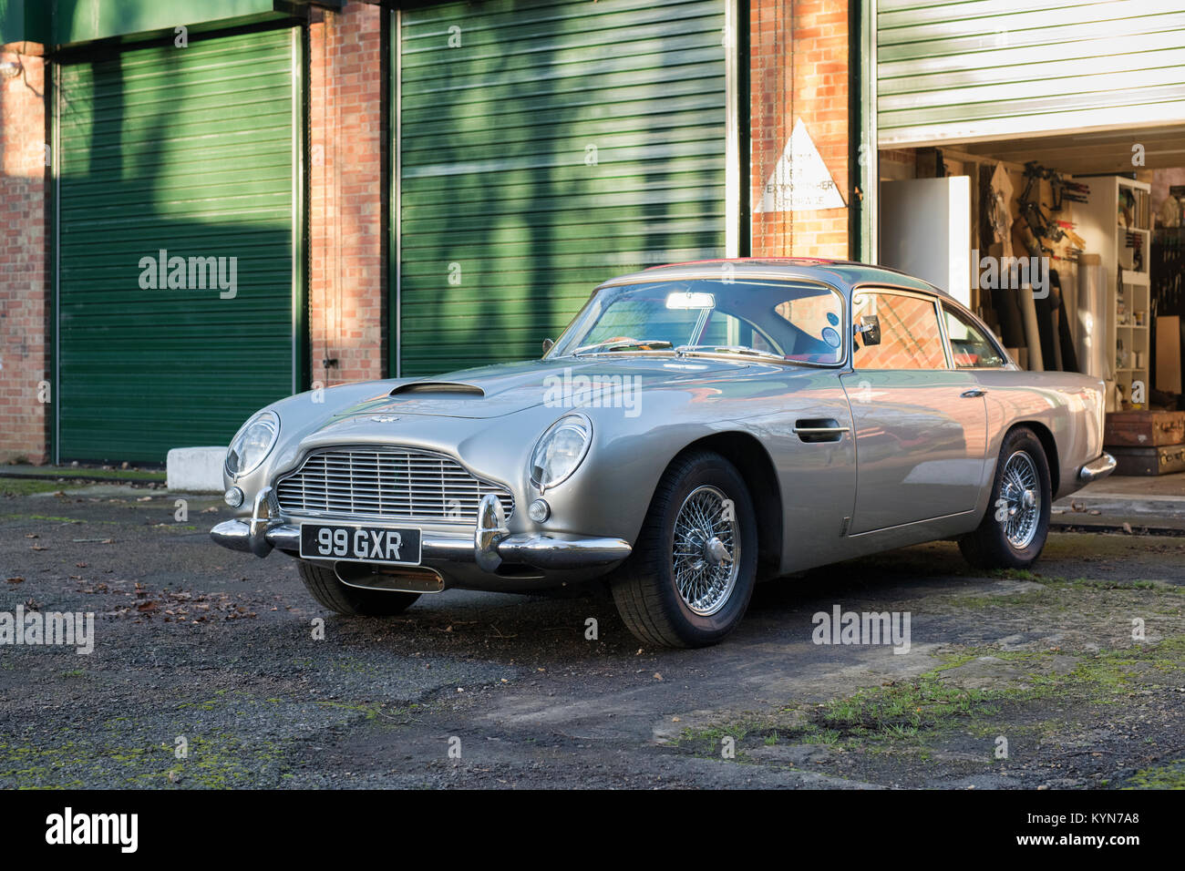 Aston Martin DB5 V8 auto a Bicester Heritage Centre. Bicester, Oxfordshire, Inghilterra Foto Stock