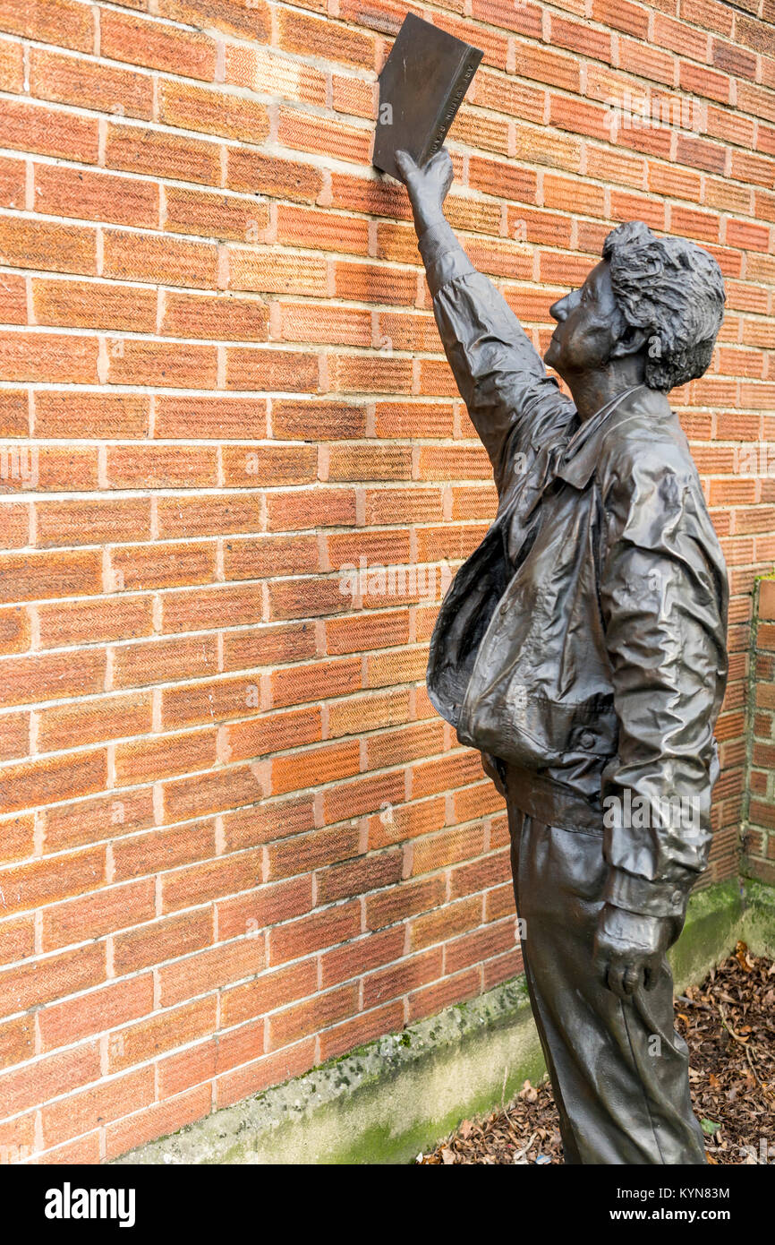 Il 'arte a portata di mano' scultura dell'artista Kevin Atherton al di fuori della strada Cobbett biblioteca pubblica di Southampton, England, Regno Unito Foto Stock