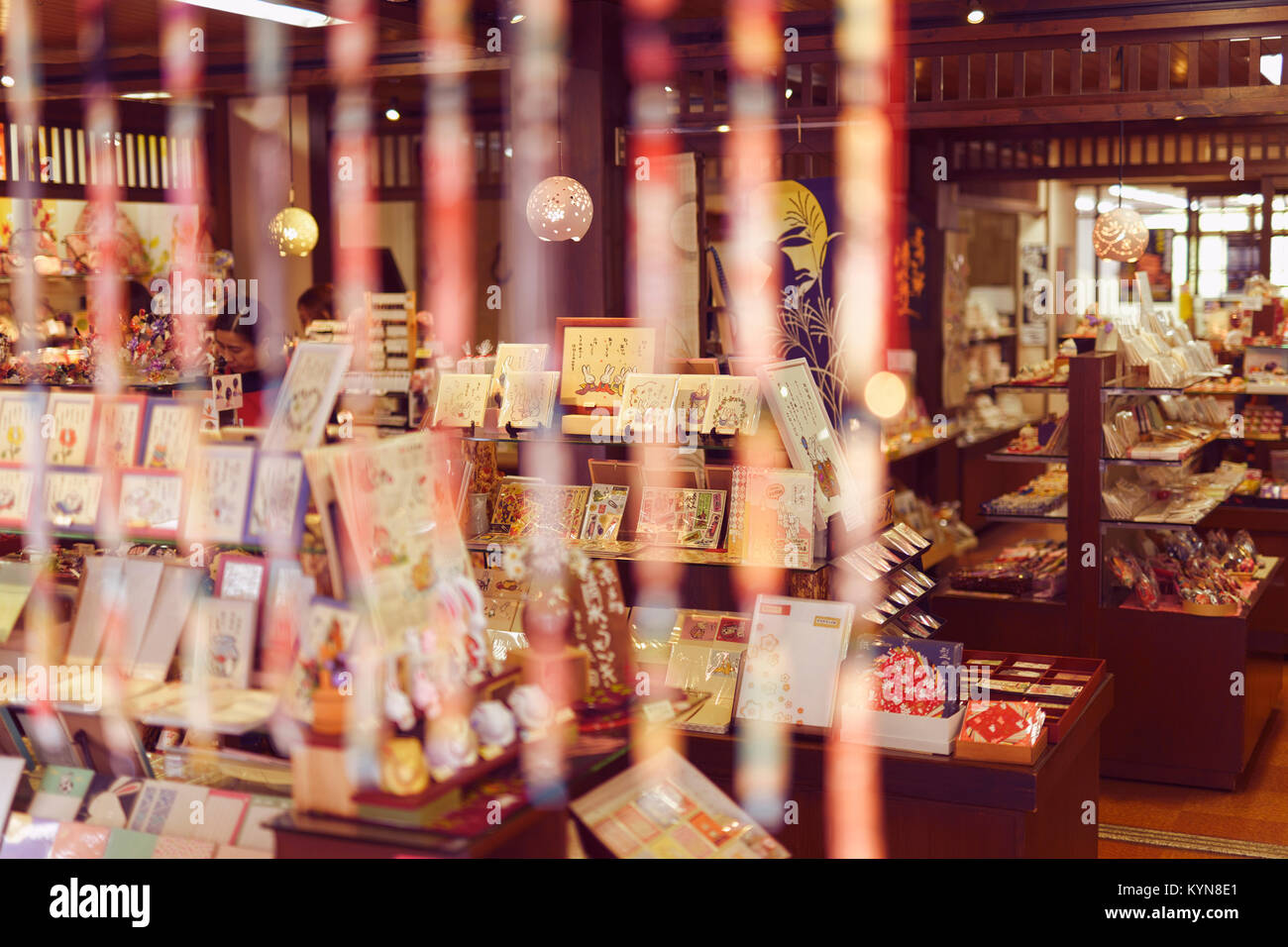 Foto artistiche di un giapponese di carta regalo e negozio di souvenir su Matsubara dori street in Higashiyama, Kyoto, Giappone 2017 Foto Stock