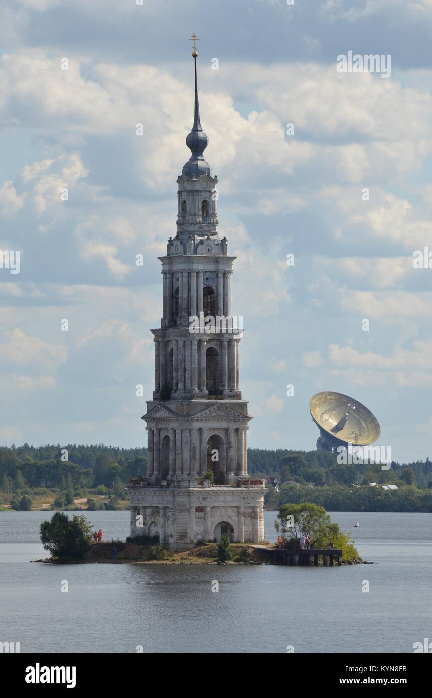 Torre Campanaria di allagamento del ST.Nicholas Chiesa, KALYAZIN, fiume Volga, RUSSIA Foto Stock