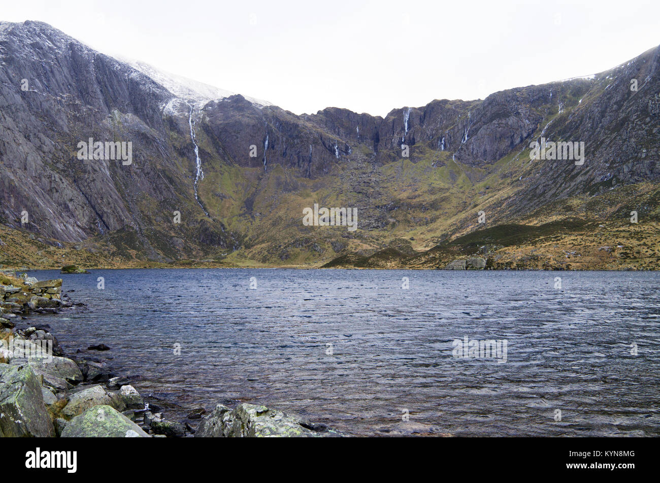 Idwal Cwm è un cirque (o corrie) nella gamma Glyderau del Parco Nazionale di Snowdonia. La vista mostra qui il cosiddetto Devil's Kitchen. Foto Stock
