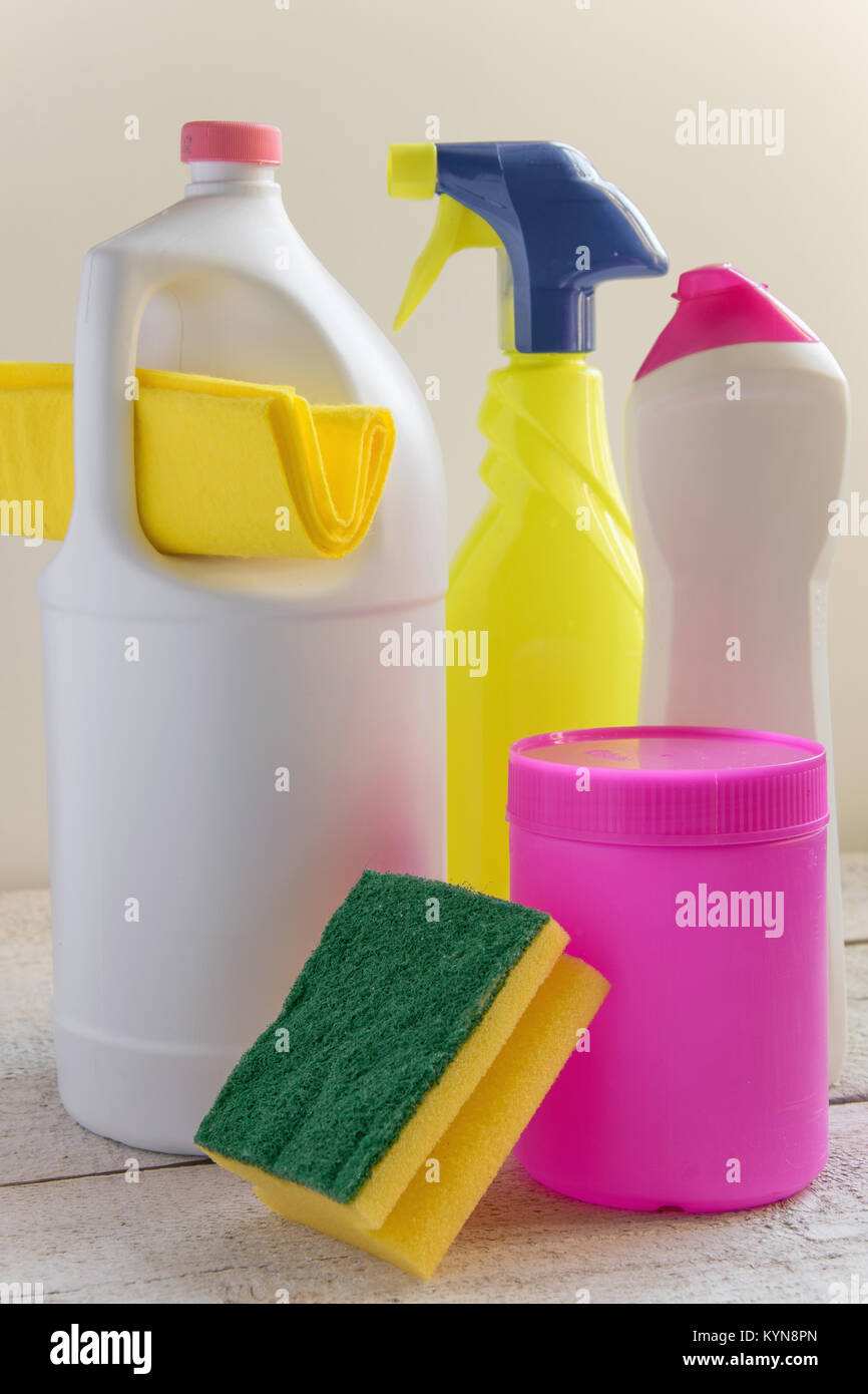 Set di pulizia per uso domestico prodotti. Pulizia di Primavera concept  Foto stock - Alamy