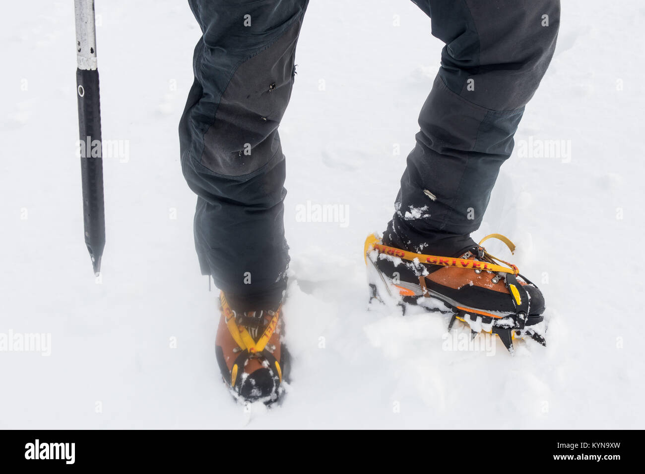 I ramponi su scarponi da trekking sulla neve Monti Cairngorm Scozia  Scotland Foto stock - Alamy