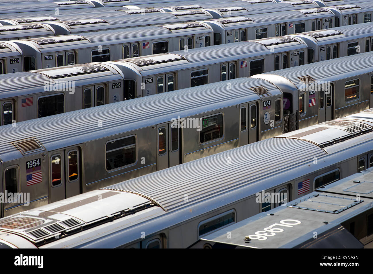 NEW YORK, Stati Uniti d'America - 1 Settembre 2016: New York City metropolitana per il transito di deposito nel Queens, a New York. NYC sistema di metropolitana hanno 6407 veicoli. Foto Stock