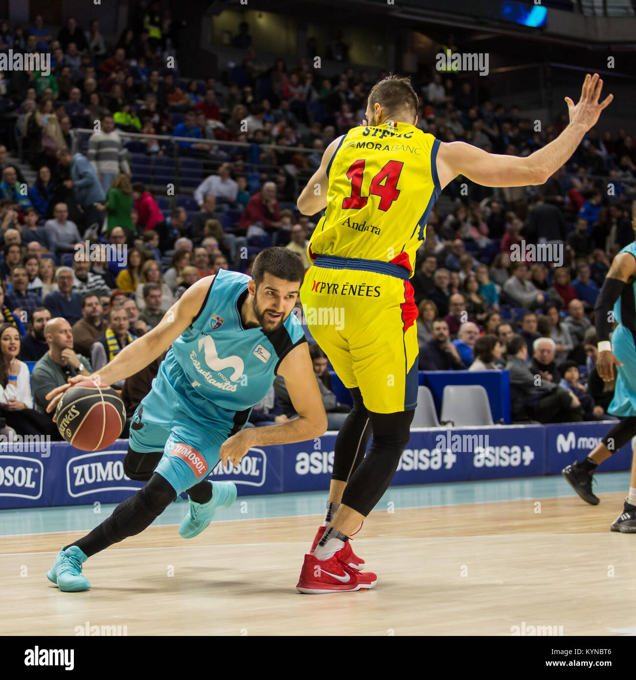 Madrid, Spagna. Xiv gen, 2018. Aleksandar Cvetkovic (L) e Oliver Stevic (R) durante Movistar Estudiantes vittoria su Morabanc Andorra (81- 72) nella Liga Endesa stagione regolare gioco (giorno 16) ha celebrato a Madrid al Centro Wizink. 14 gennaio 2018. Credito: Juan Carlos García Mate/Pacific Press/Alamy Live News Foto Stock