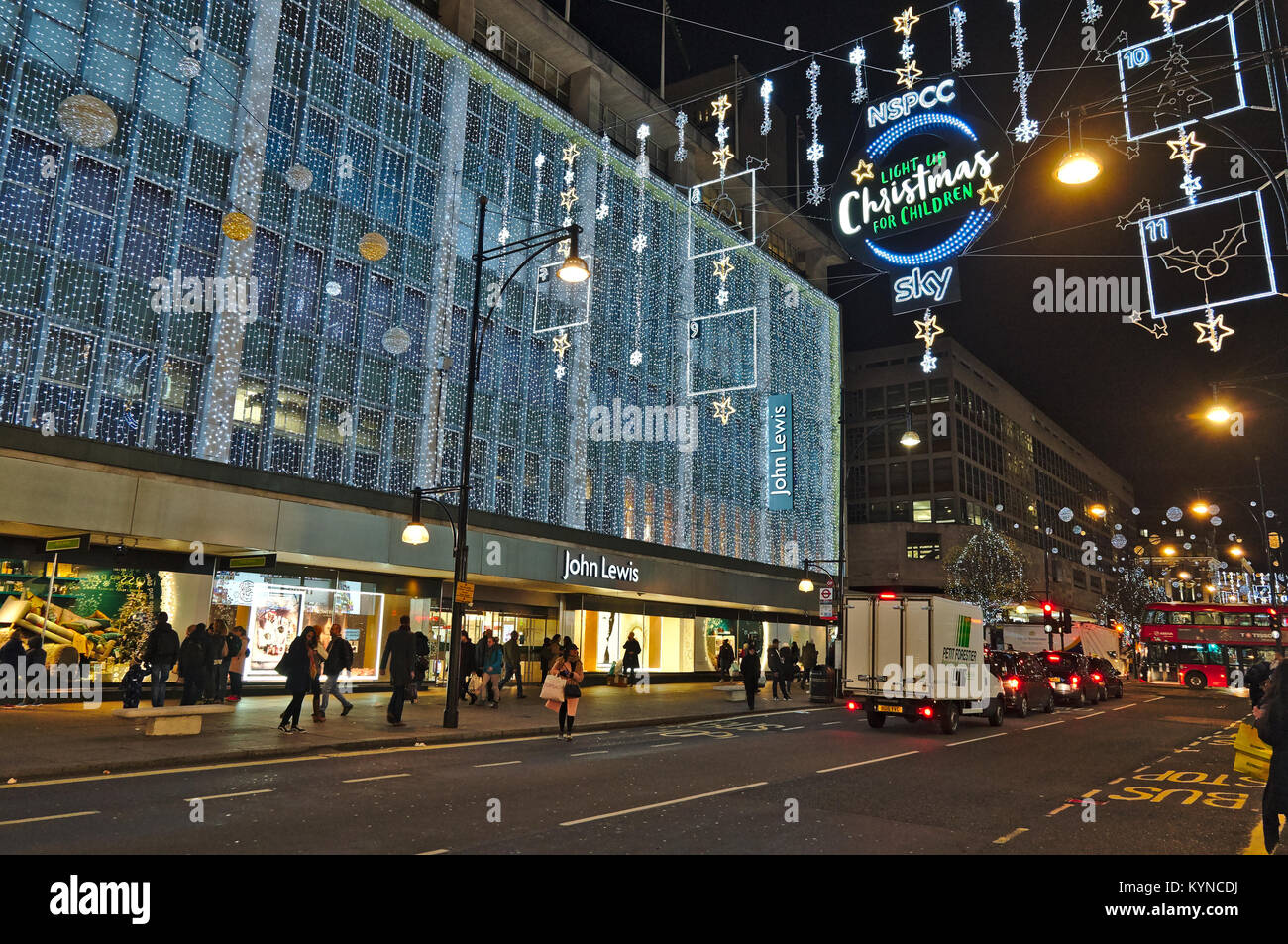 Oxford street durante la stagione di natale a Londra. Inghilterra, Regno Unito Foto Stock