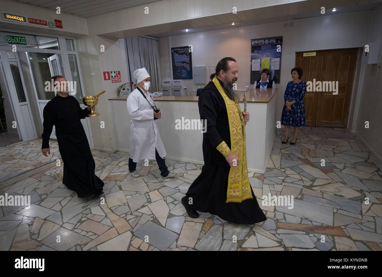 Sacerdote russo ortodosso, padre Sergei, destra arriva al cosmonauta Hotel a benedire Expedition 53 equipaggi Joe Acaba della NASA, Alexander Misurkin di Roscosmos e Mark Vande Hei della NASA prima del loro lancio a bordo di una Soyuz MS-06 navicella spaziale Martedì, Settembre 12, 2017. Acaba, Misurkin e Vande Hei trascorreranno circa cinque mesi e mezzo sulla Stazione spaziale internazionale. Photo credit: (NASA/Bill Ingalls) Foto Stock