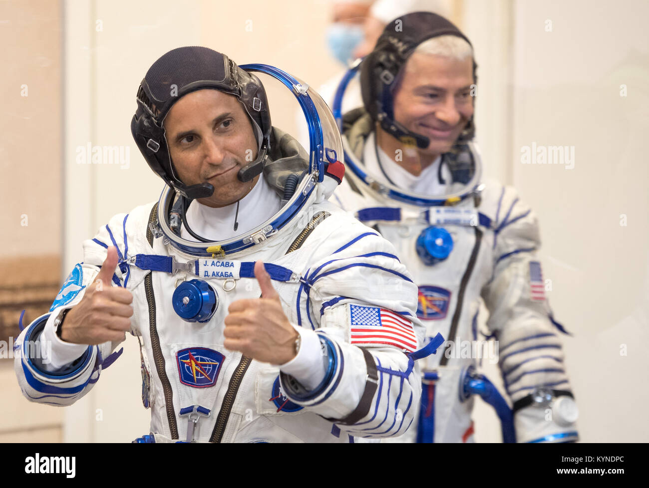 Expedition 53 tecnico di volo Joe Acaba della NASA, sinistra, dà un pollice su per la famiglia e gli amici come lui e Expedition 53 tecnico di volo Mark Vande Hei, destra e Expedition 53 Soyuz Commander Misurkin Alexander di Roscosmos hanno il loro Sokol adatta a controllare la pressione a poche ore prima del loro lancio su un razzo Soyuz, Martedì, Settembre 12, 2017, edificio 254, Cosmodromo di Baikonur in Kazakhstan. Acaba, Misurkin e Vande Hei trascorreranno circa cinque mesi e mezzo sulla Stazione spaziale internazionale. Photo credit: (NASA/Bill Ingalls) Foto Stock