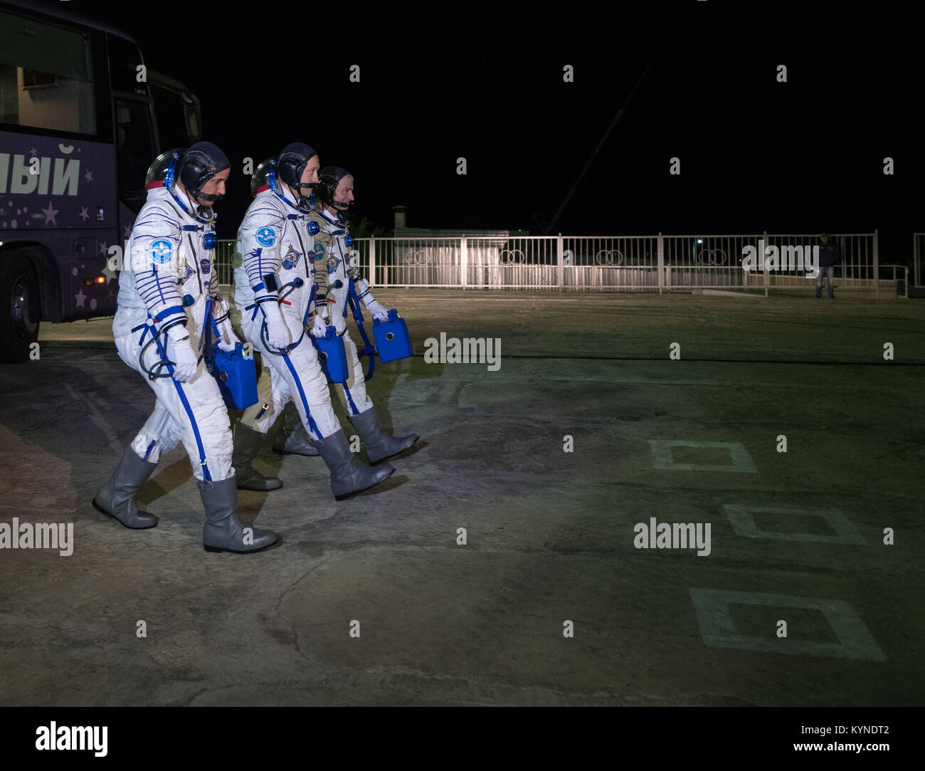 Expedition 53 equipaggi Joe Acaba della NASA, sinistra, Alexander Misurkin di Roscosmos e Mark Vande Hei della NASA a destra, arrivano al lancio Soyuz pad prima del loro lancio, Mercoledì, Settembre 13, 2017, (sett. 12, il tempo DEGLI STATI UNITI). Acaba, Misurkin e Vande Hei trascorreranno circa cinque mesi e mezzo sulla Stazione spaziale internazionale. Photo credit: (NASA/Bill Ingalls) Foto Stock