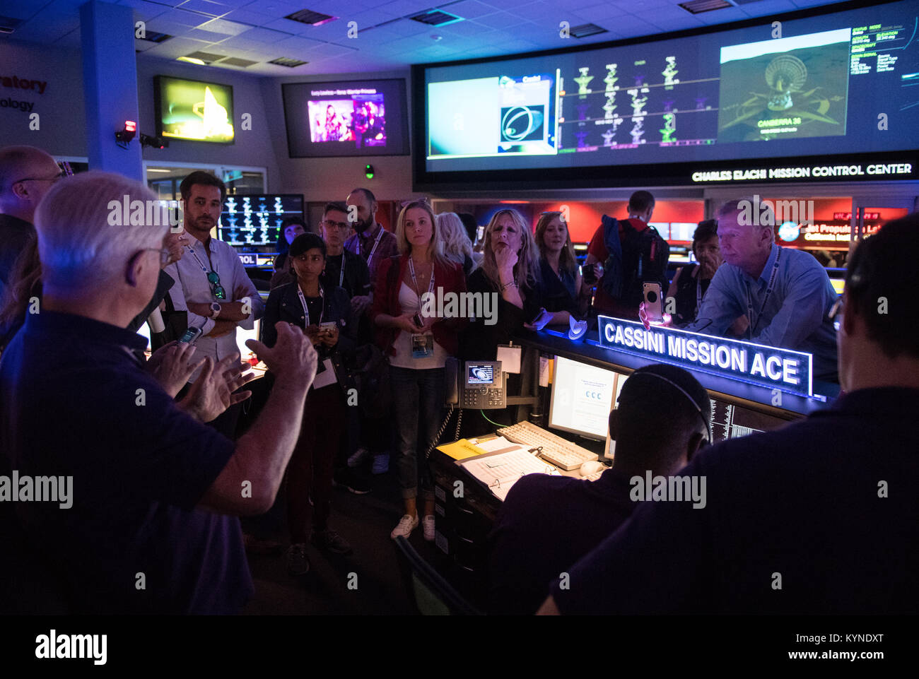Il team della missione Cassini della NASA si impegna con i partecipanti ai social media al Jet Propulsion Laboratory di Pasadena, California. Dal suo arrivo a Saturno nel 2004, Cassini ha fornito dati innovativi, culminando nel suo tuffo pianificato su Saturno il 15 settembre 2017. La missione ha notevolmente ampliato la nostra comprensione del sistema di Saturno. Foto Stock
