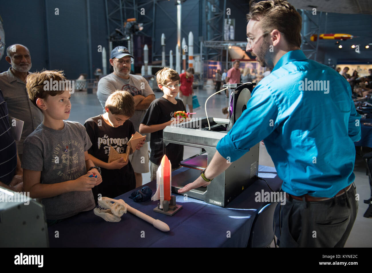 I visitatori dello Steven F. Udvar-Hazy Center partecipano a un workshop di stampa 3D supportato dalla NASA e dall'ASME. I partecipanti utilizzano Autodesk Tinkercad per progettare modelli stampati con stampanti 3D Makerbot. Foto Stock